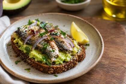 Sardientjes op zuurdesemtoast met avocado en rode ui